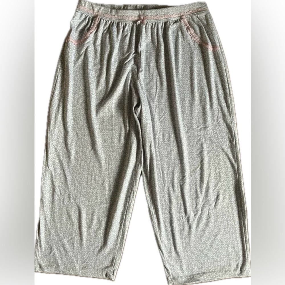 Gray Patterned Capris Lounge/pajama Pants. Women’s size Large.